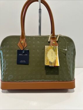 NWT Arcadia Olive/Tan Patent Leather Handbag with Goldtone Hardware Footers.